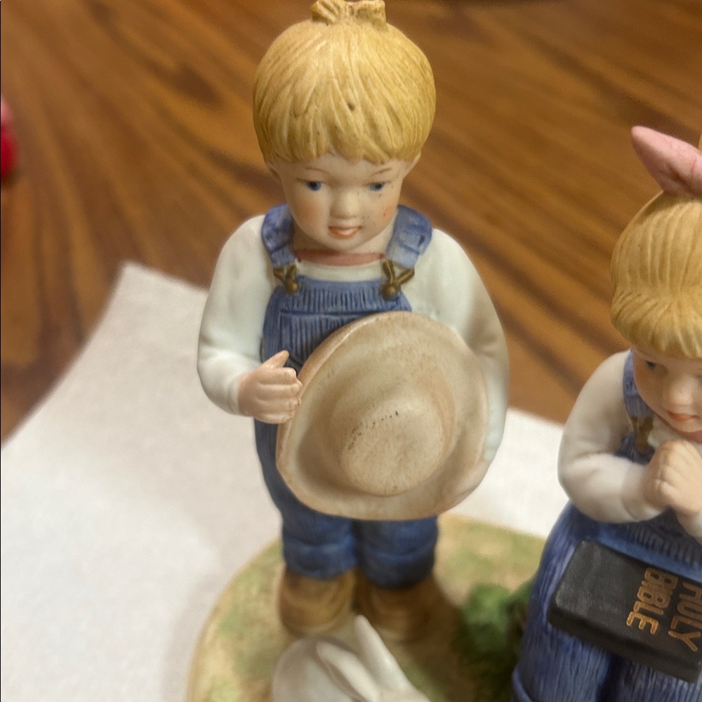 Vintage Homco Porcelain Children Figurine Boy w/hat & girl w/Pink Bow & Bible. - Picture 3 of 8